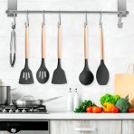SET DE UTENSILLOS DE COCINA DE SILICONA Y MANGO DE MADERA COLOR NEGRO - Imagen 2
